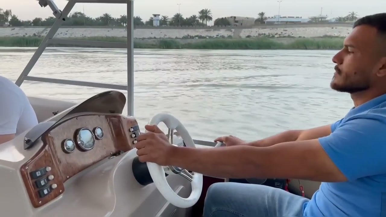جولة نهرية لكاساس في نهر دجلة برفقة عائلته