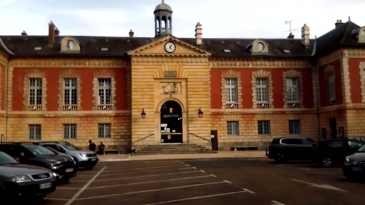 Город и замок Рамбуйе. Центр города./Ville Rambouillet, Ile-de-France. Ch&acirc;teau 👑👰&zwj;♀️ de Rambouillet.