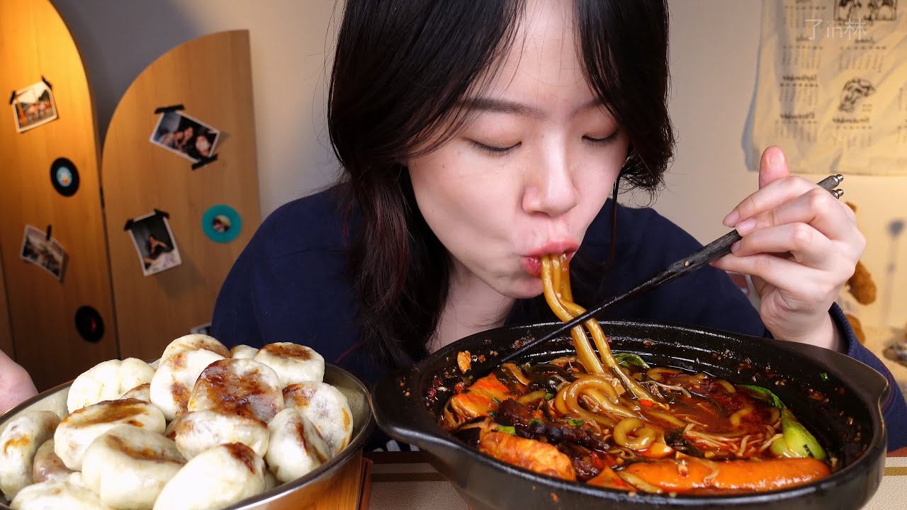 大冷天煮个砂锅土豆粉！麻辣热乎！配自制的酱肉小笼包，个个透油！一口一个好满足啊！【了in林】#妈呀太香了 #谁懂这一口的好吃程度  #吃播  #food  #中国美食  #delicious