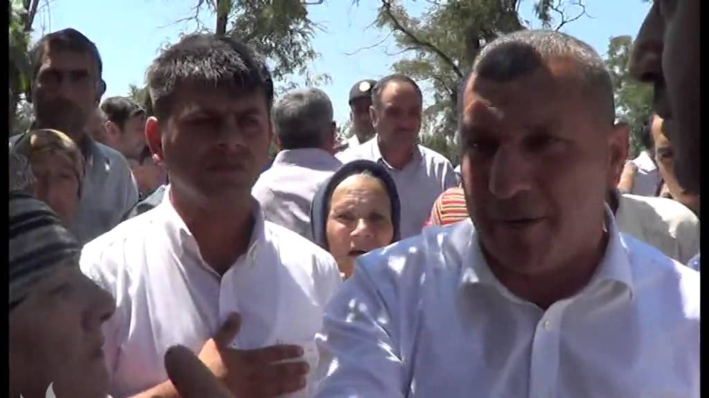 Zərdabi qəsəbəsinin sakinləri: “Su verin, yolu açaq...”