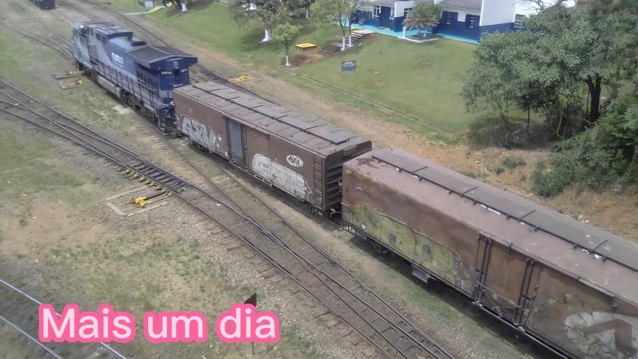 Para dentro do pátio até o outro lado