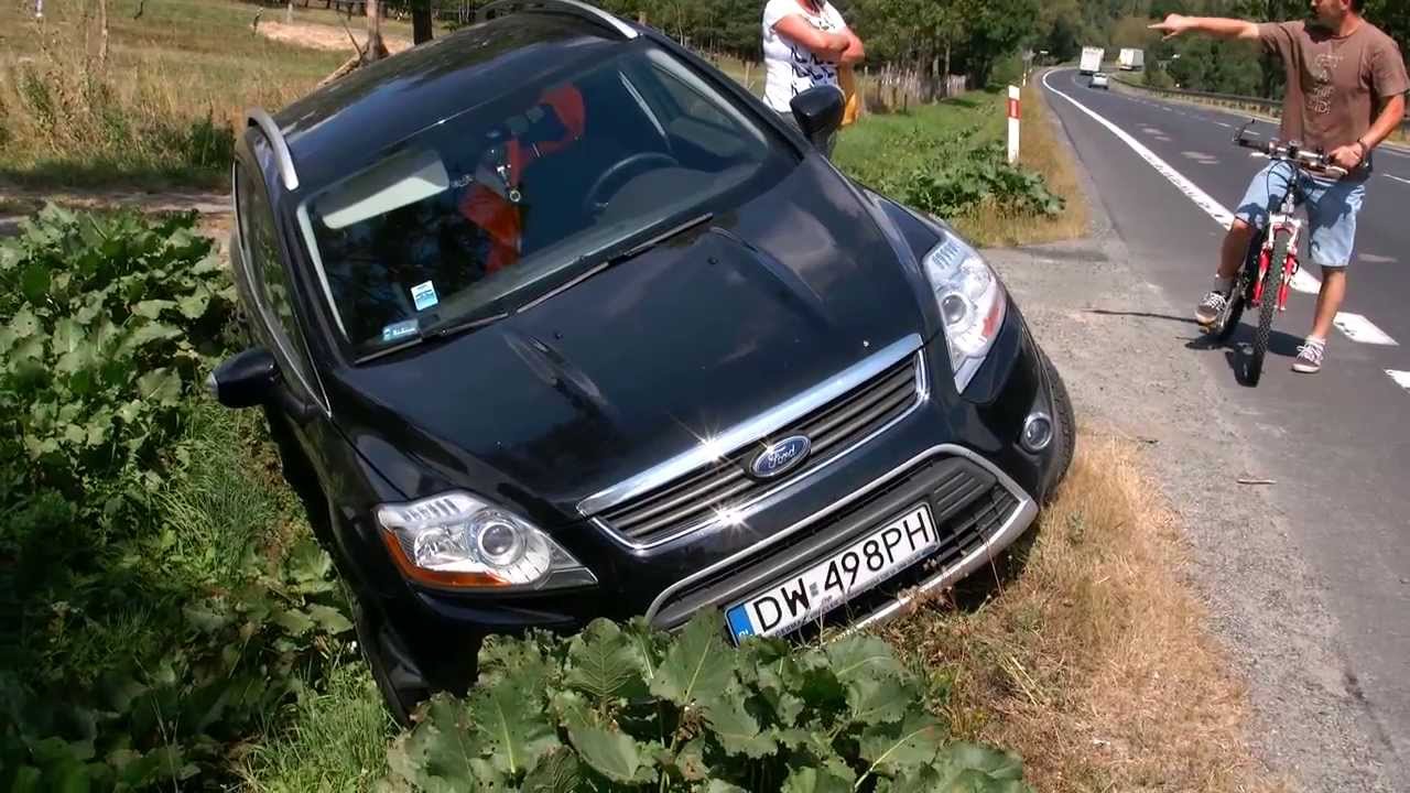 Auto w rowie i sprawna pomoc miejscowych ludzi