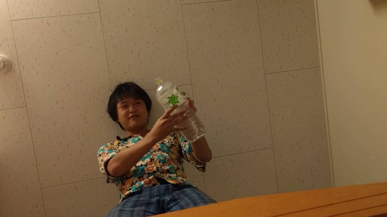 【タヌキン】少し高いところから水を飲まされてみた。