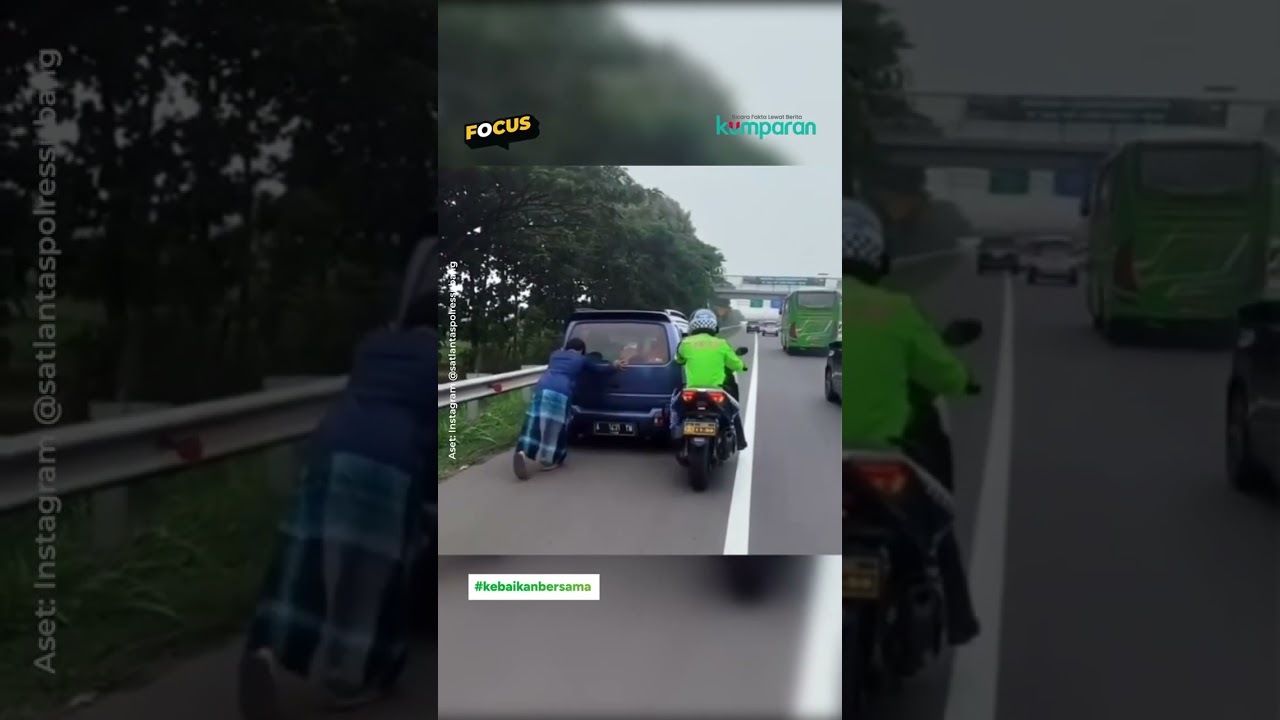 Aksi Polisi Step Mobil Mogok Pakai Motor di Tol Cipali