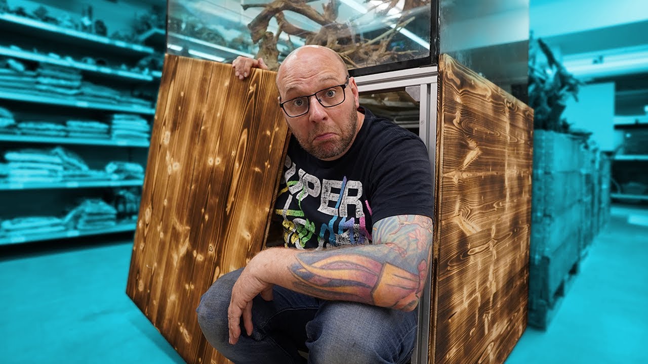 Thomas baut die feurige Verkleidung für das AFRIKA AQUARIUM