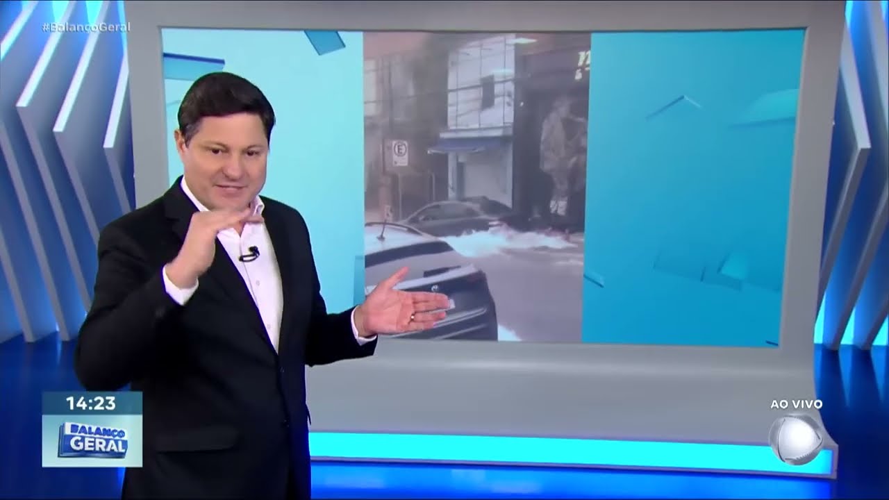 Homem arrisca a vida e consegue salvar motociclistas em enchente na capital paulista | BALANÇO GERAL