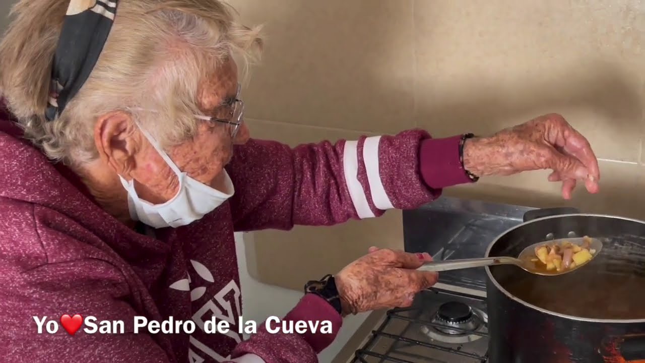 Doña Beba prepara mole y Don Pancho se anima a bailar después de comer