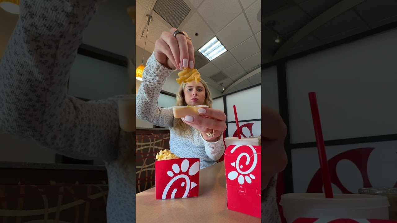 Сегодня мы пробуем детское блюдо от Chick Fila! #chickfila #kidsmeals #chickfilasauce #chickenstrips