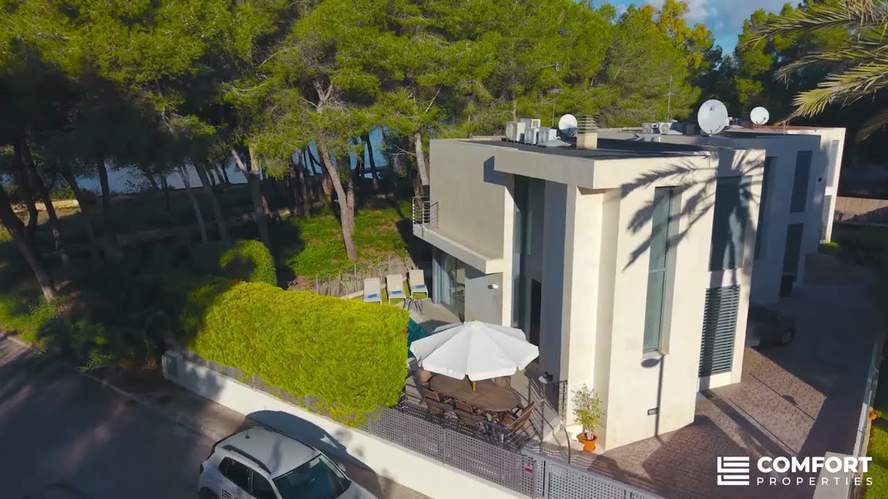 Elegant villa with pool and large garden steps from the sea for sale in Puerto de Alcudia, Mallorca.