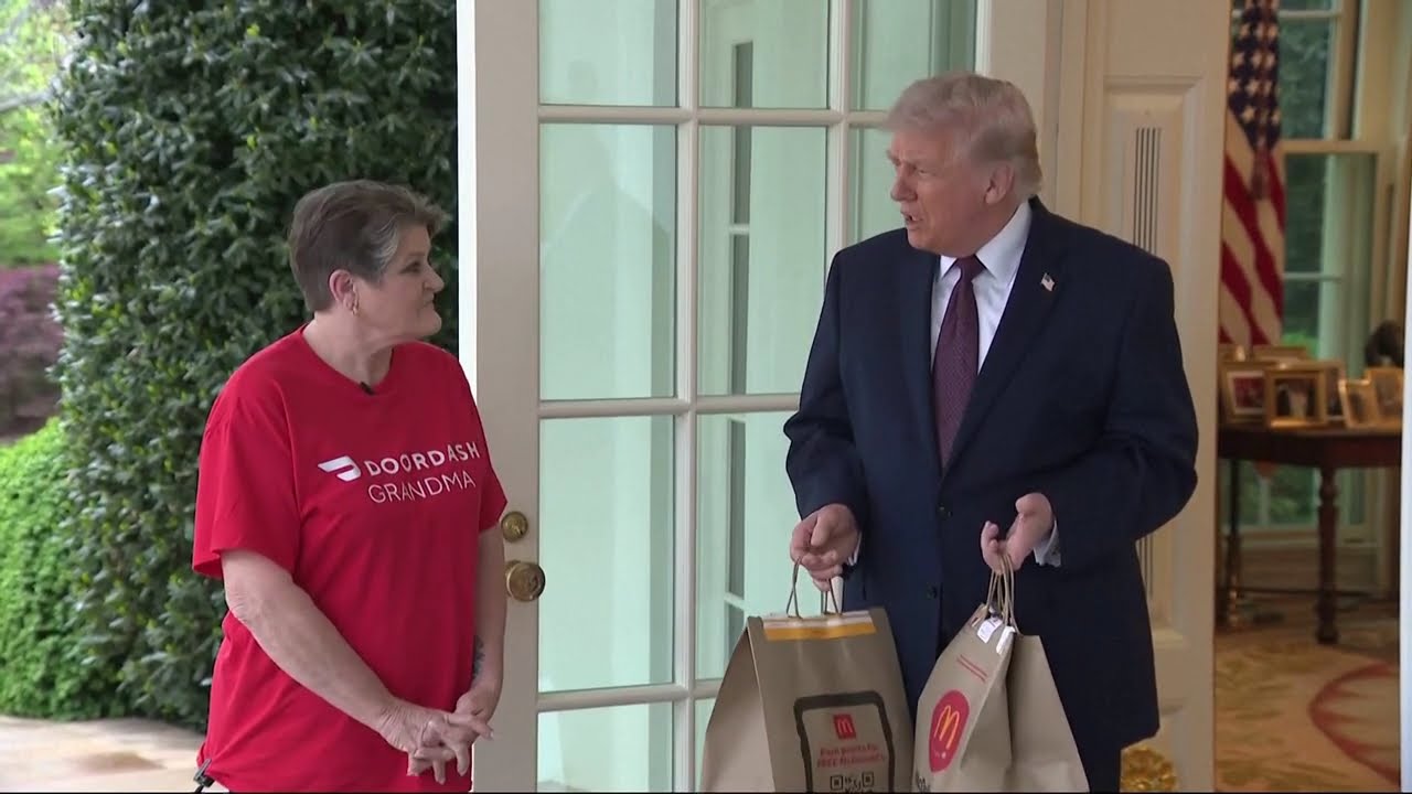 Трамп спрашивает водителя DoorDash в Овальном кабинете: &laquo;Должны ли мужчины играть в женский спорт?&raquo;