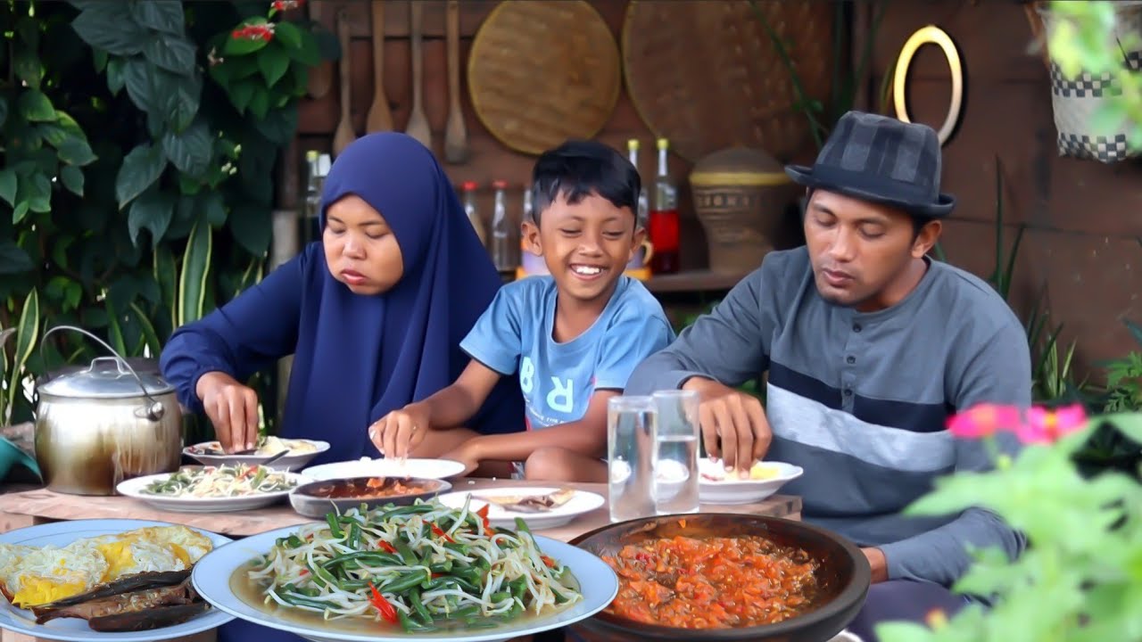 Walaupun menu sederhana Tapi makan bersama keluarga nikmat luar biasa, masakan desa