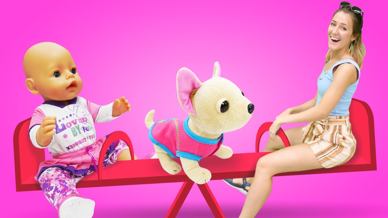 ¡Jugamos en el parque infantil con Amelia! Como mamá. Vídeos de Baby Born en español