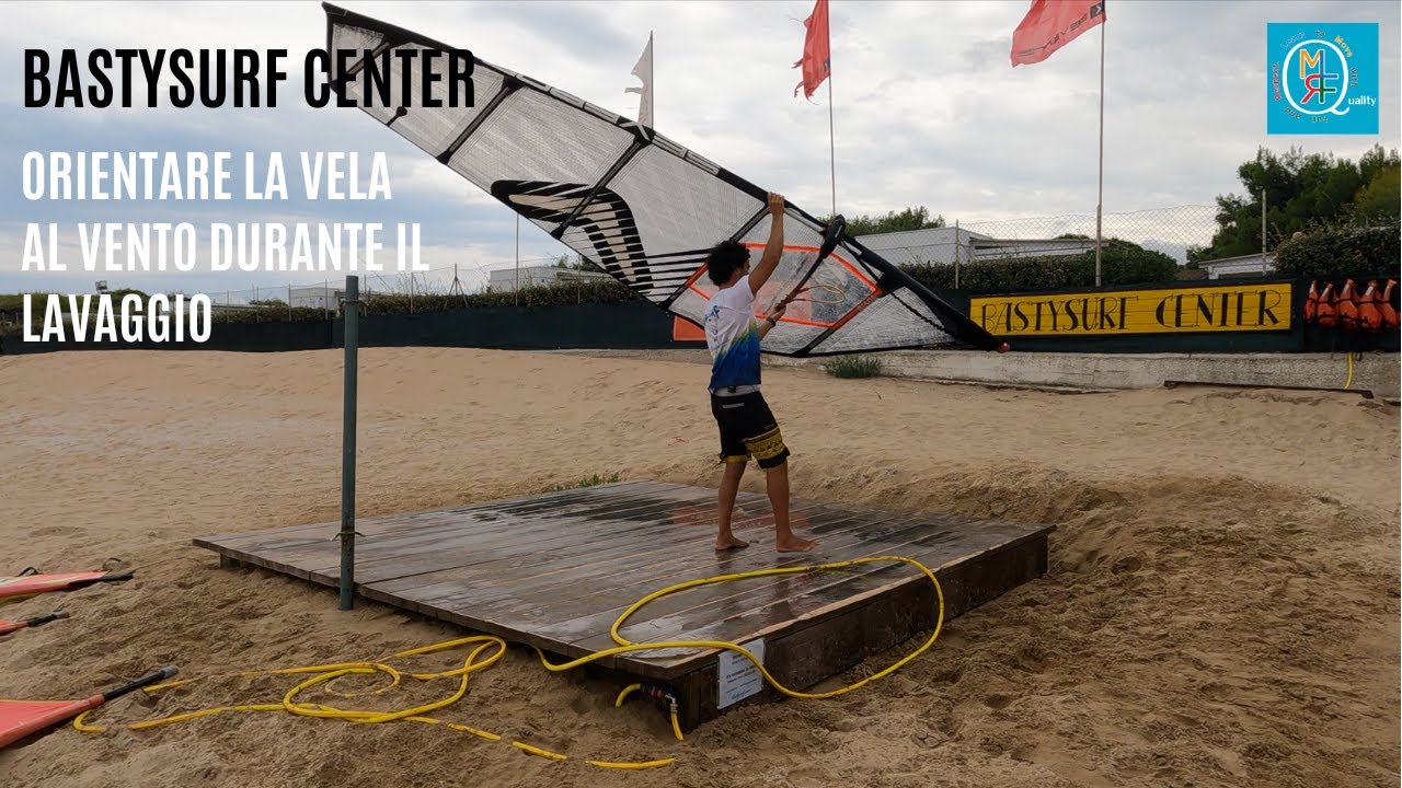 Orientare la vela da windsurf al vento durante il lavaggio