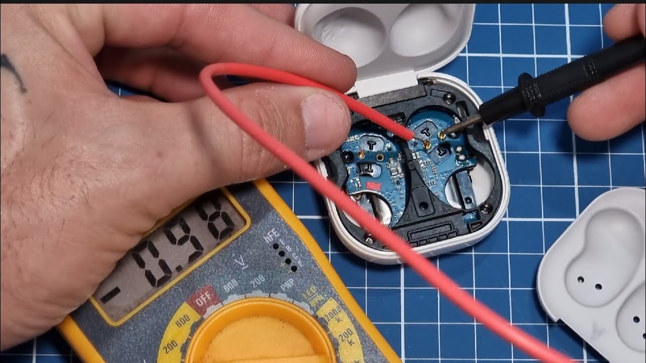 Pinos quebrados na base carregadora. Galaxy Buds Live. Reparo.