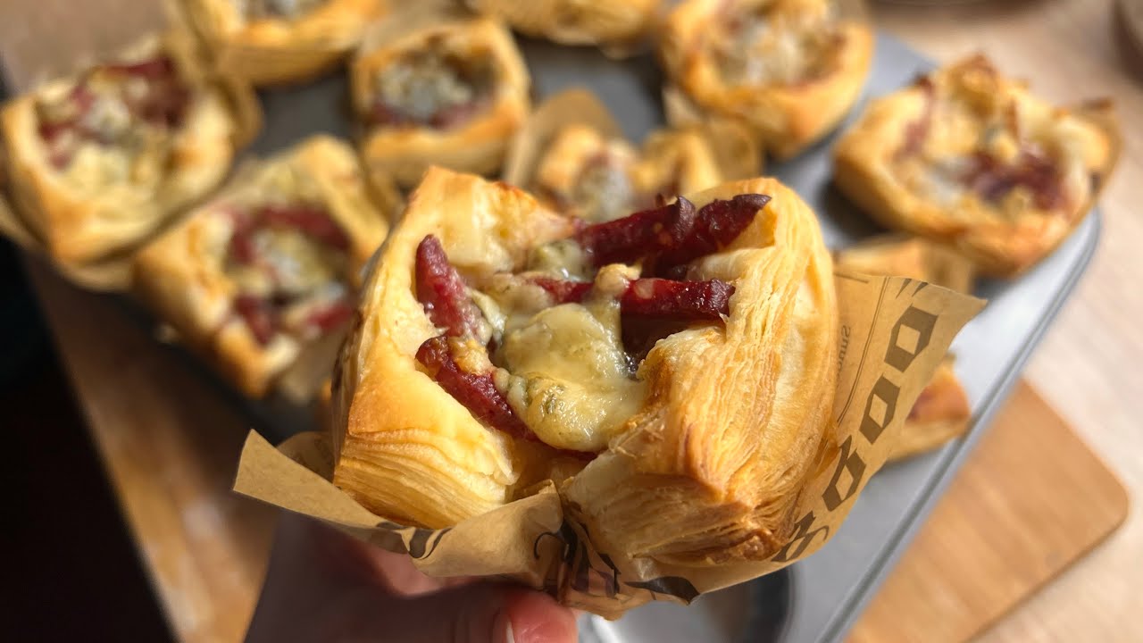 Корзиночки з карамелізованою цибулею та сиром Дор блю