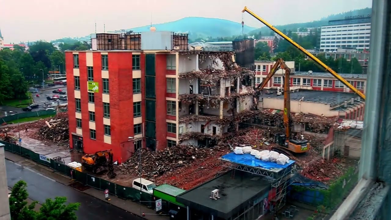 Bour&aacute;n&iacute; jedn&eacute; z budov b&yacute;val&eacute;ho Svitu Gottwaldov - Zl&iacute;n.