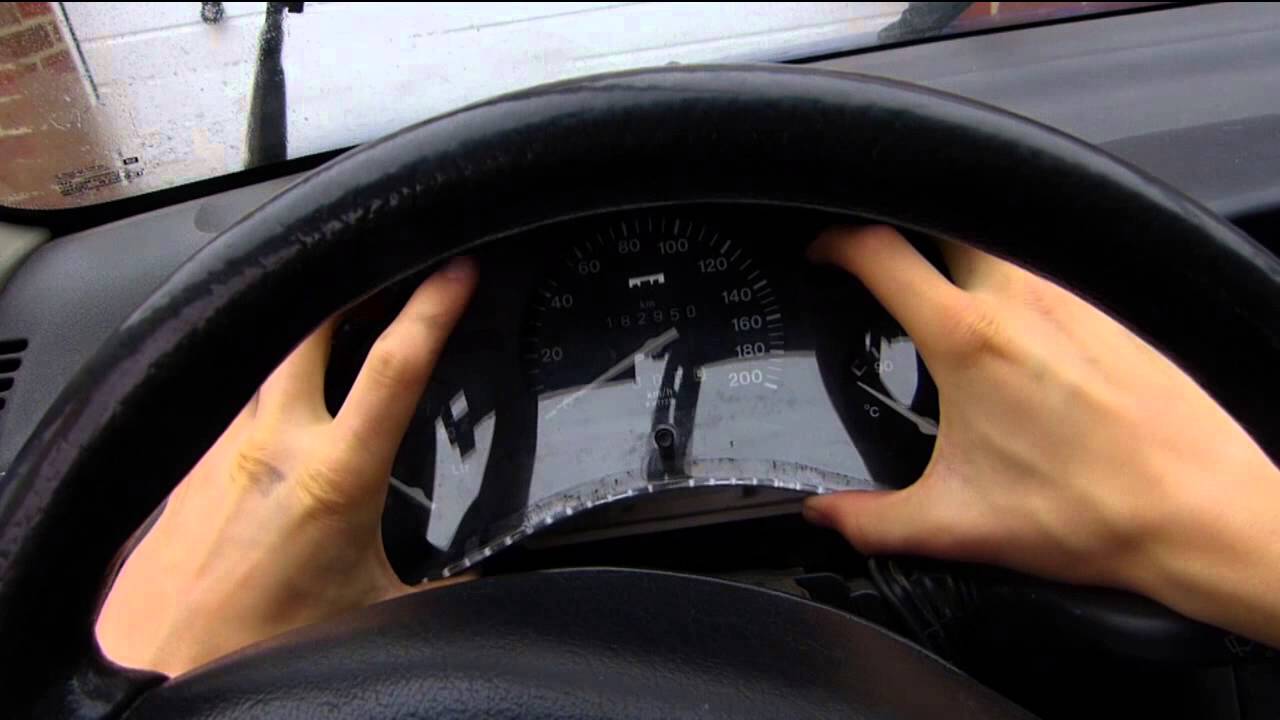 Opel Corsa: Instrumente, Armaturen, Tachowelle ausbauen