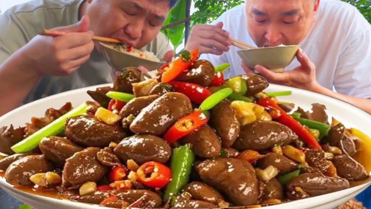 山上挖點竹笋，二弟做“火爆雞心”，酸辣爽口拌飯吃真是一絕！【鐵鍋視頻】