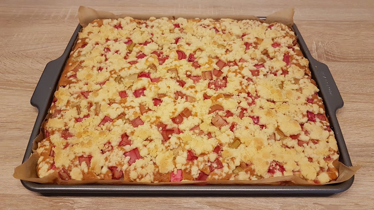 Rhabarberkuchen mit Streuseln vom Blech | Rhubarb Cake with Crumbles from the Tray