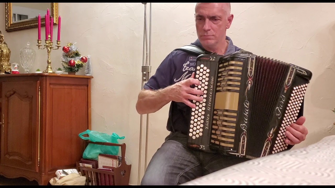 Un homme debout de Claudio Capéo/Accordéon (busato 1947)