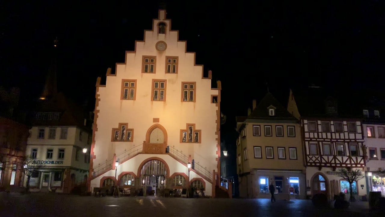 Schwedenmännle im Rathaus von Karlstadt bei Nacht