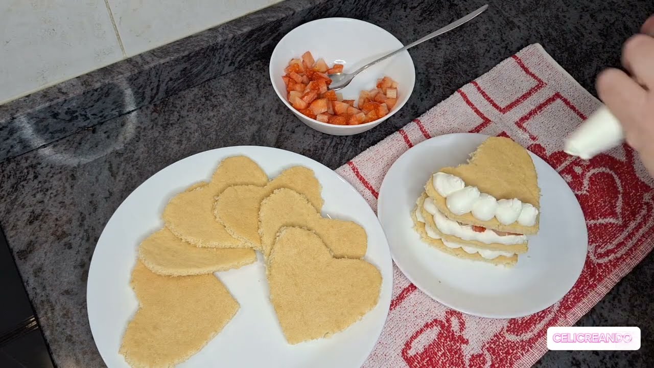 Mini tartas de fresa y nata sin gluten 🍓 | Bizcocho genovés casero fácil