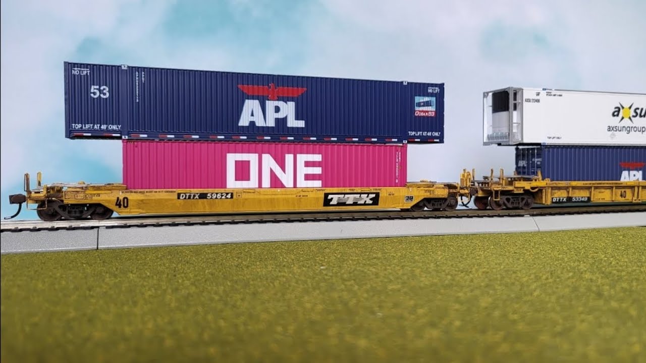 Taking a look at 2 HO scale Walthers SceneMaster 53ft intermodal containers