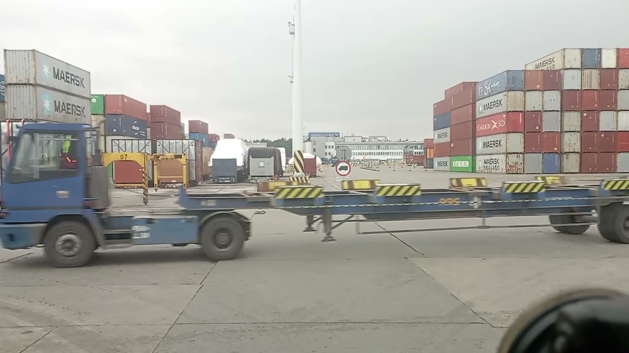 Загрузка в порту порт Гданьск контейнерный