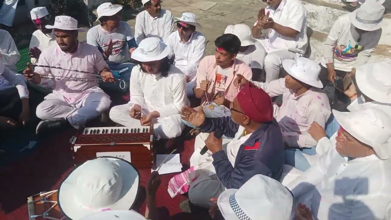 श्री हरीश चंद्र,मदन मोहन काण्डपाल जी के घर मैं होली।