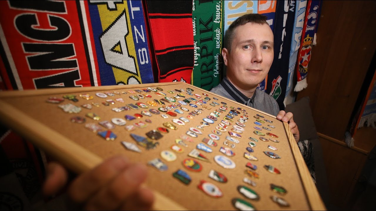 Człowiek, który zbiera piłkarskie przypinki