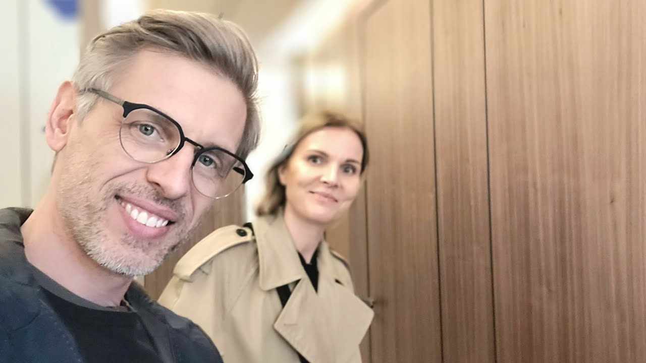 Drzwi ukryte Moric w zabudowie ściany w orzechu | wizyta na budowie | CUNS ARCHITECTS | directfloor