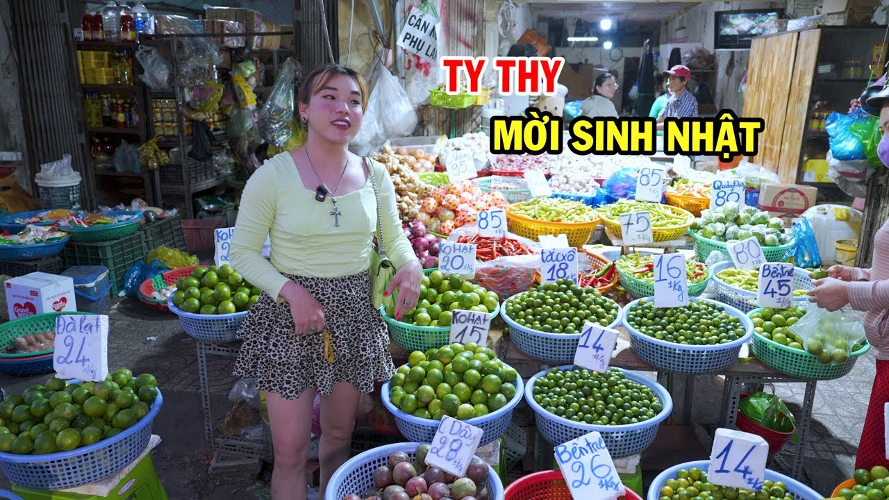 Ty Thy đi mời sinh nhật con gái, đại náo chợ Xóm Vôi - Ty Thy Vlog Gỏi đu đủ