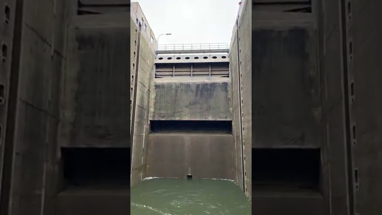 Time-lapse of rising 25 meters (81.46 ft.) in Rhine-Main-Danube Canal lock.