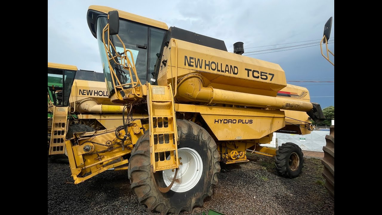 COLHEITADEIRA NEW HOLLAND TC57, ANO 2002.