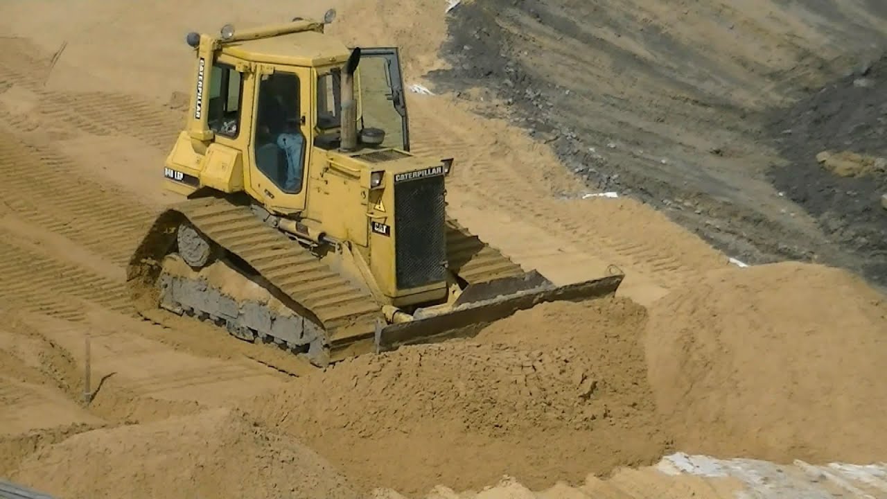 Cat D4H LGP spreading sand part 2