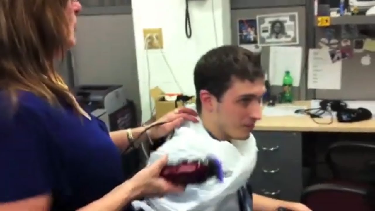 ПАРИКМАХЕРША НА РАБОТЕ 😲 Старший коллега бреет парня налысо! 💈