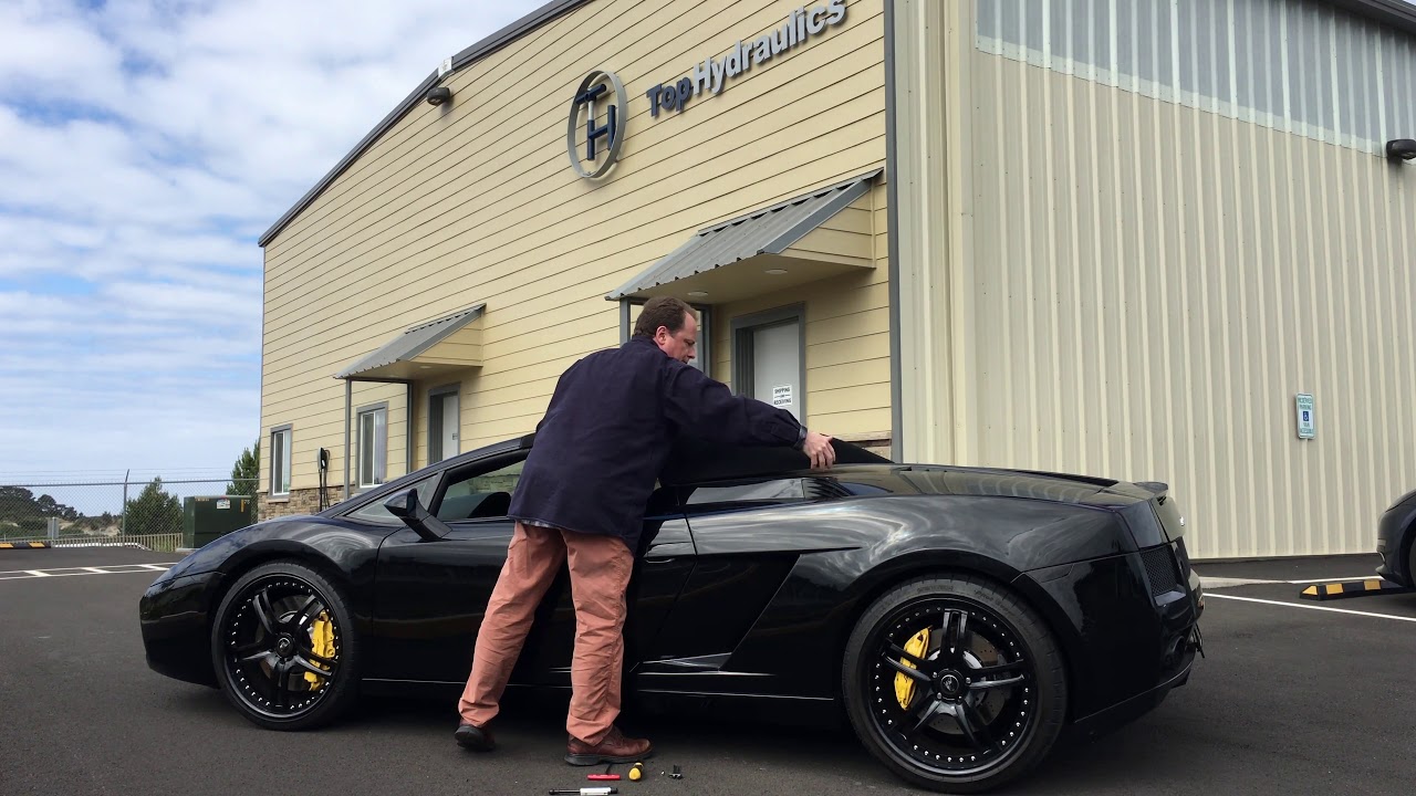 How to manually unlatch the Lamborghini Gallardo Spyder Soft Top
