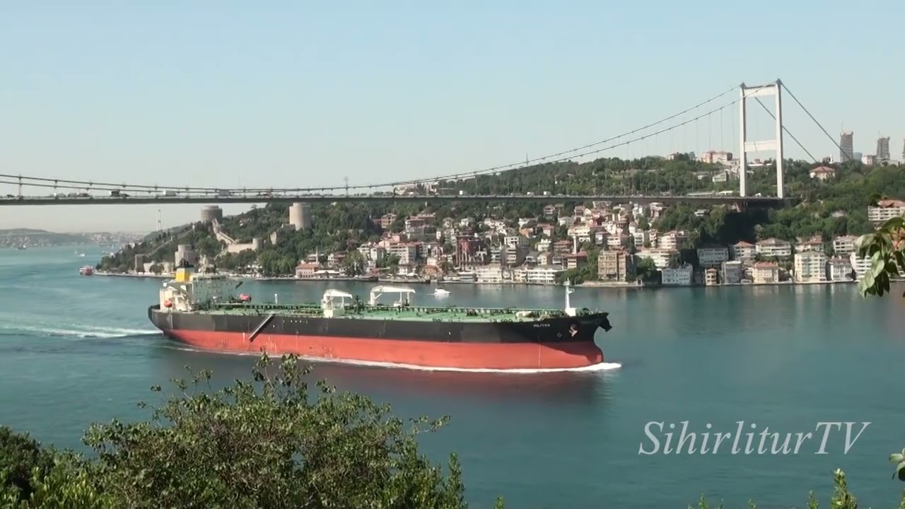 İstanbul Boğazı Kanlıca'dan transit gemi geçiş seyri