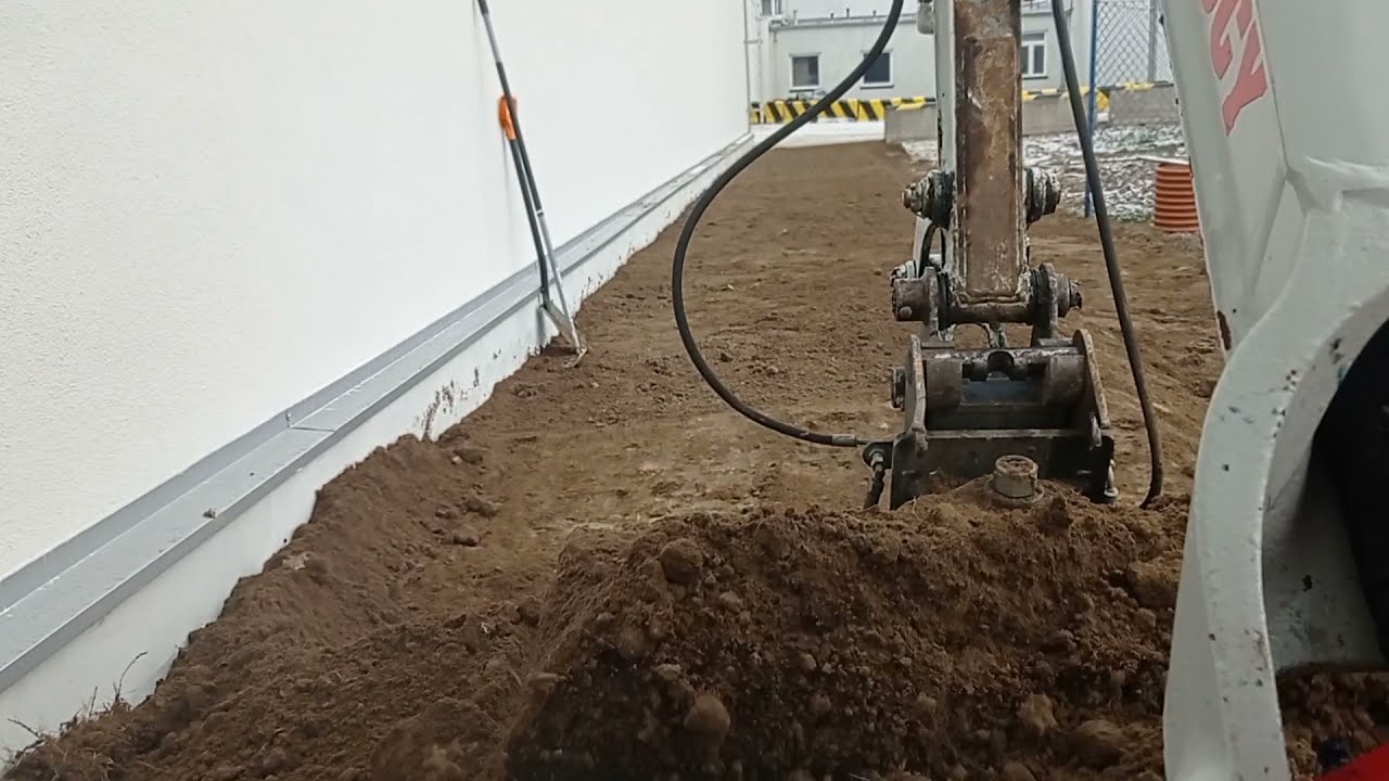Obsypanie hali magazynowej Takeuchi tb216