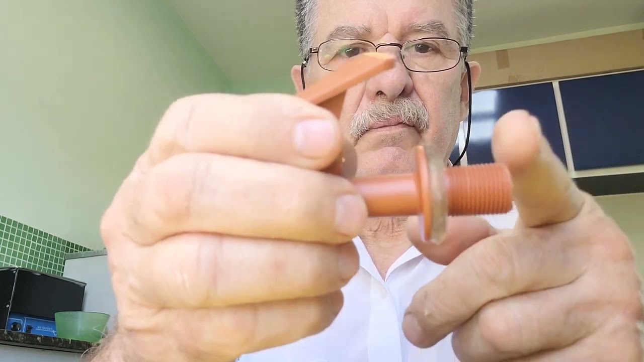 Como colocar torneirinha no galão de 5 litros com ferramenta de PVC