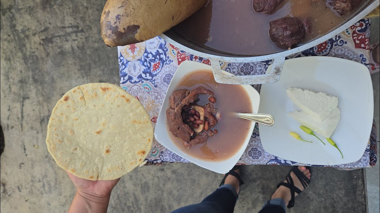 Una sopa de frijoles y costilla de res😋