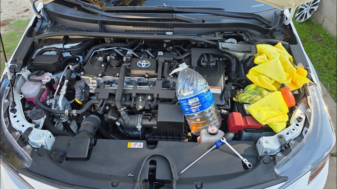Техническое обслуживание Toyota Corolla Hybrid 2021 года. Очистка датчика массового расхода возду...