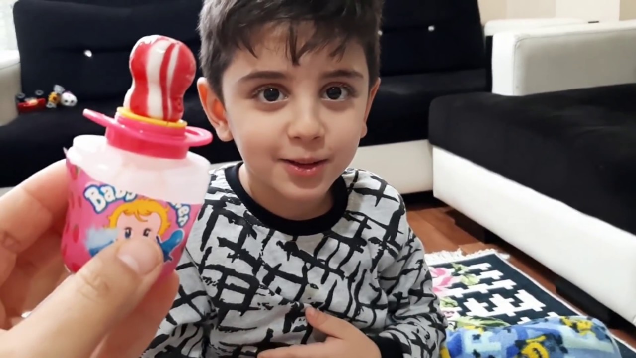 Efe Yusuf emirin emzik şekerini görünce almak istedi. Şekeri vermeyince küstü.