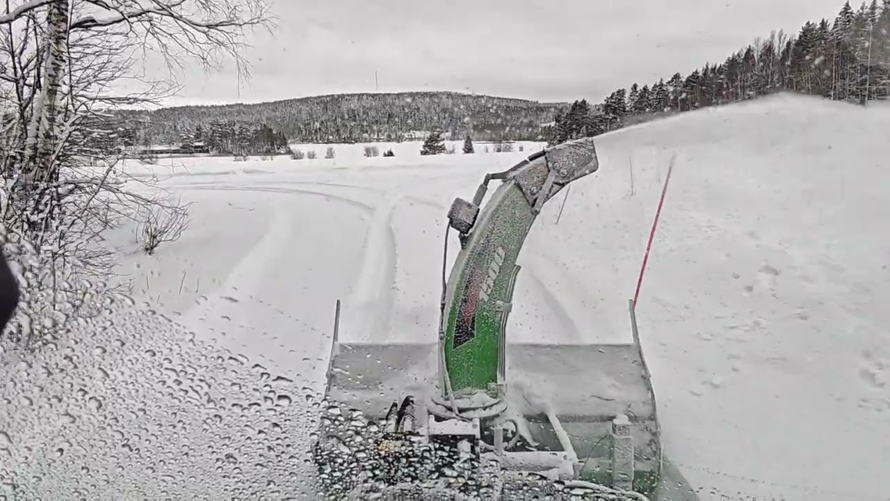 Avant 650i Gt lumilinko 1500 Pari naapuria käyty auraan.