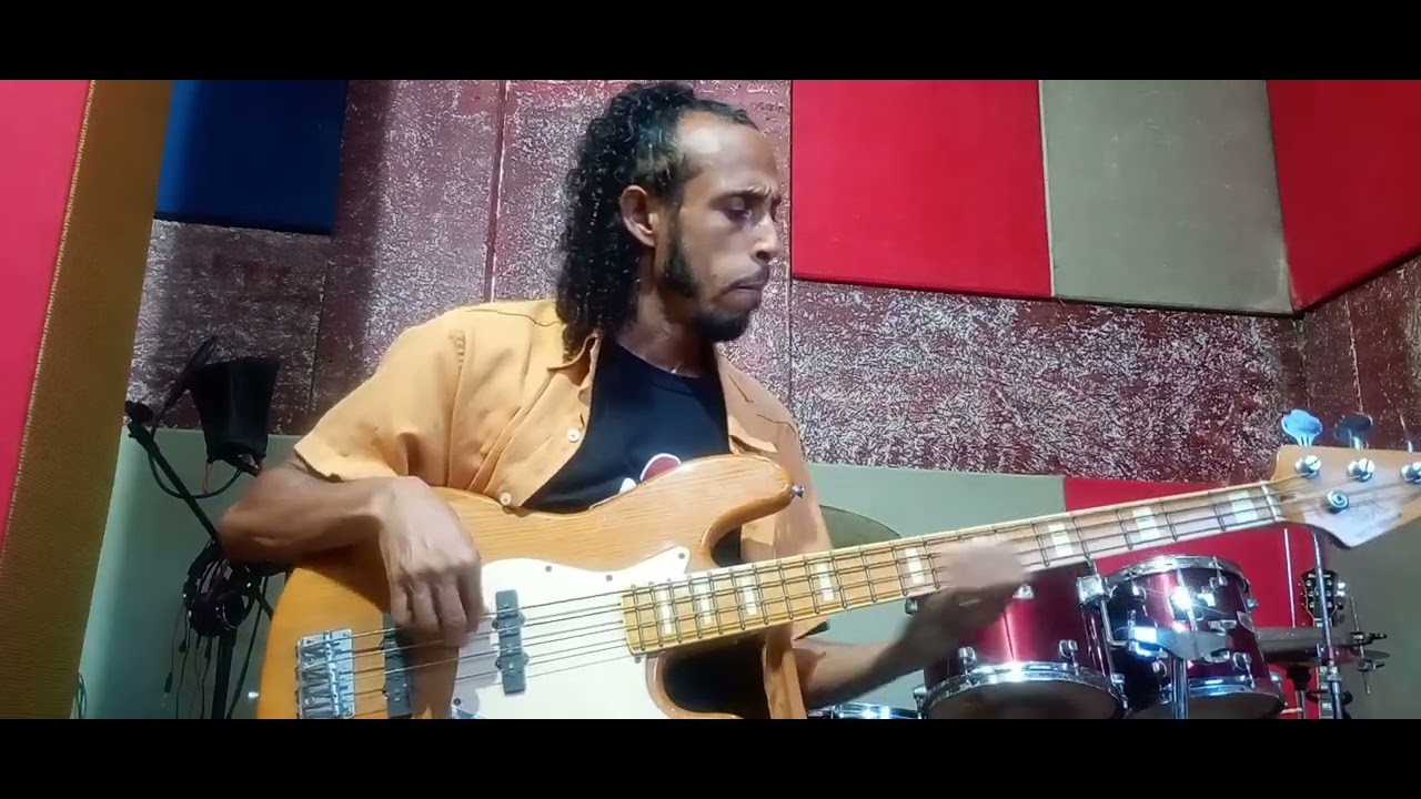 Tiago Sillva testando um baixo no seu Studio #tiagosillva #baixo #groove #arte #arte 