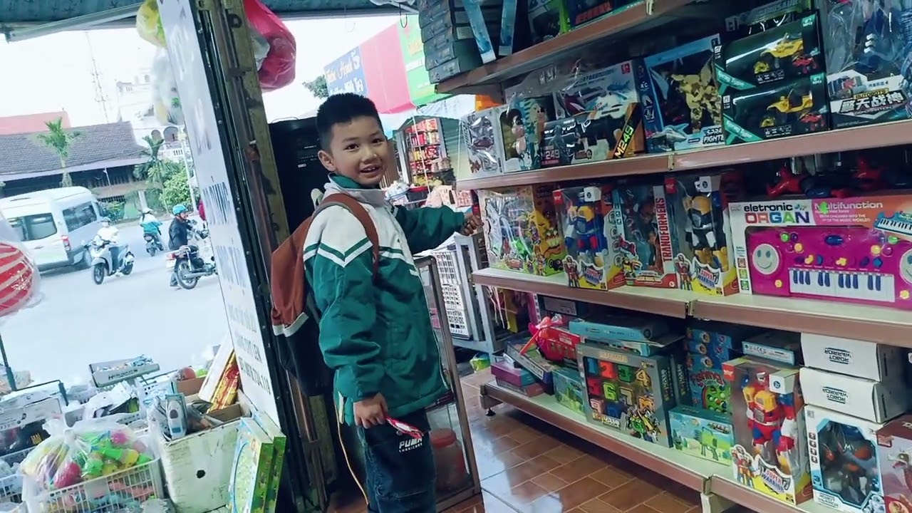Tôm _ Nguyễn Quốc Huy ,đi chợ Lèn chọn quà SN tròn 7 tuổi.