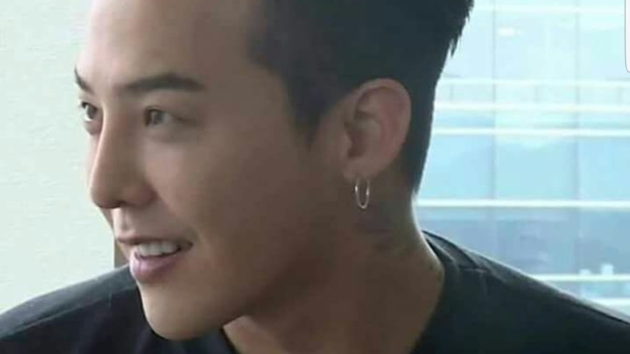 G dragon is just a normal human being like us 😁 2017