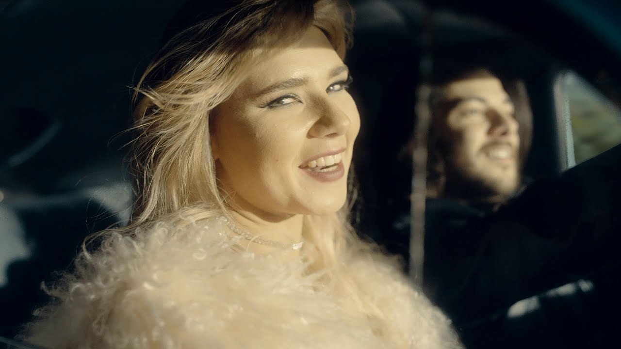 Natalia Moskal (Lia Moss) - Tu vuo' fa' l'Americano (official video)