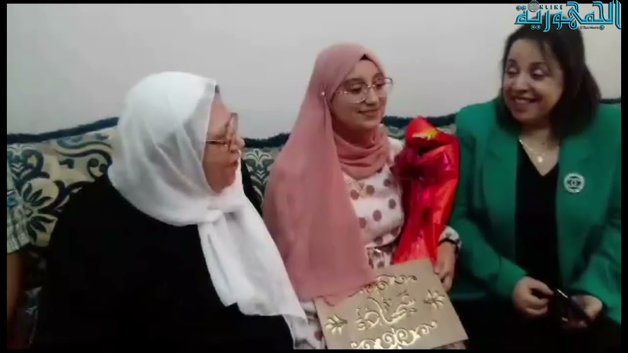 مديرة التربية لولاية سيدي بلعباس تزور التلميذة بن زرفة فرح الحائزة على المرتبة الأولى ولائيا