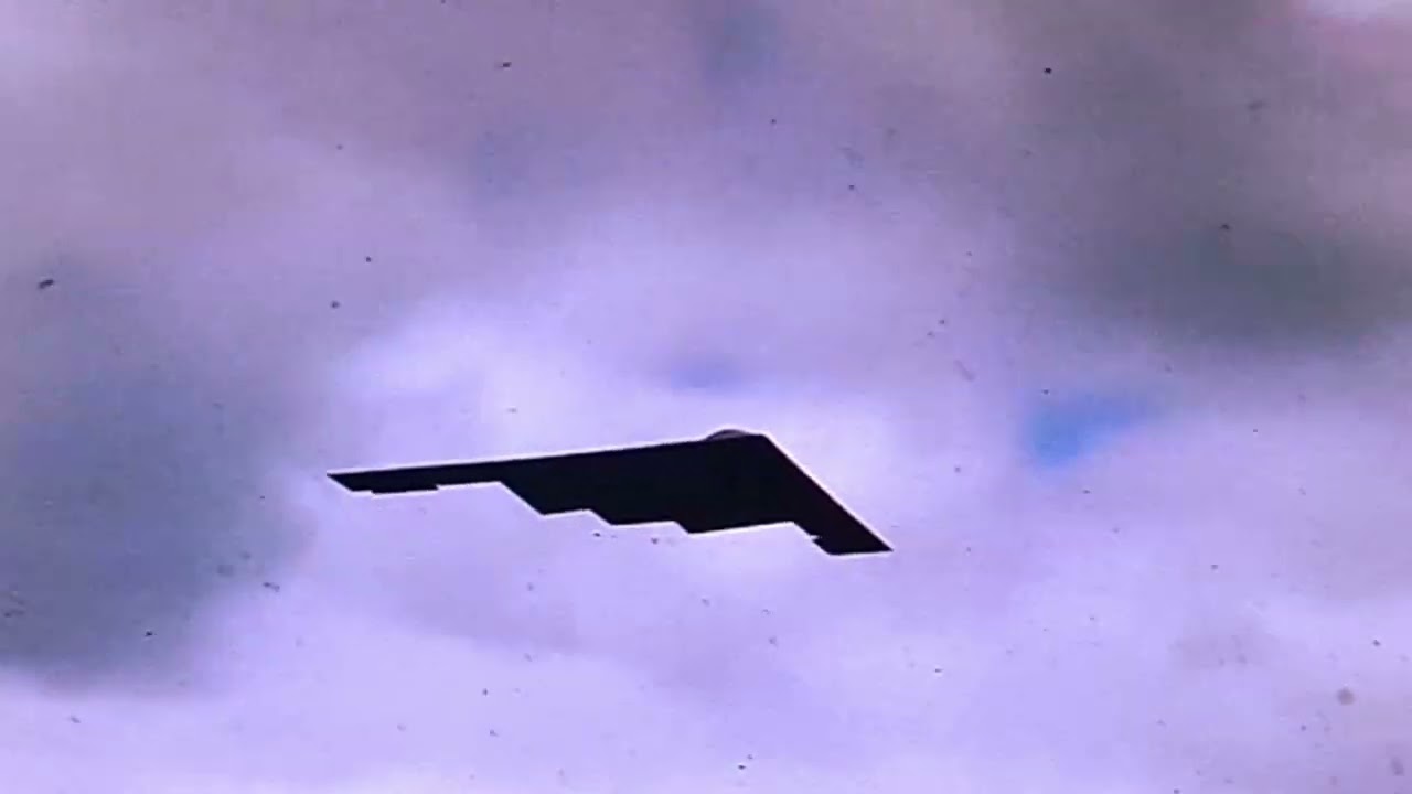 B2 Bomber taking off...Trigger warning: Loud noise!